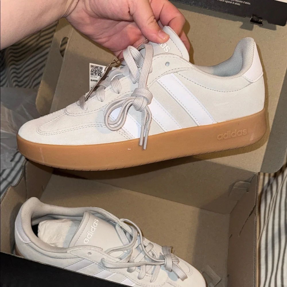 adidas Men’s White Sneakers with Gum Brown Sole BARREDA - Picture 4 of 5